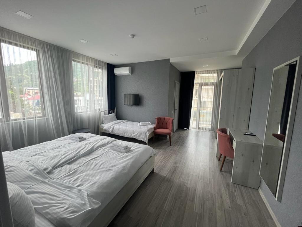 Hotel Fleur De Lis โกนิโอ ภายนอก รูปภาพ