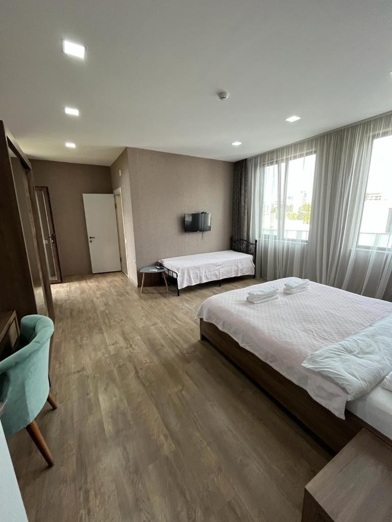 Hotel Fleur De Lis โกนิโอ ภายนอก รูปภาพ