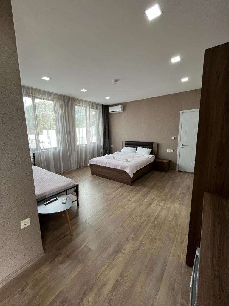 Hotel Fleur De Lis โกนิโอ ภายนอก รูปภาพ