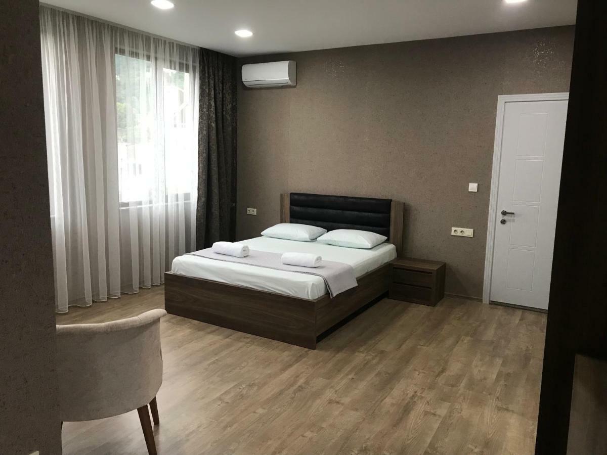Hotel Fleur De Lis โกนิโอ ภายนอก รูปภาพ