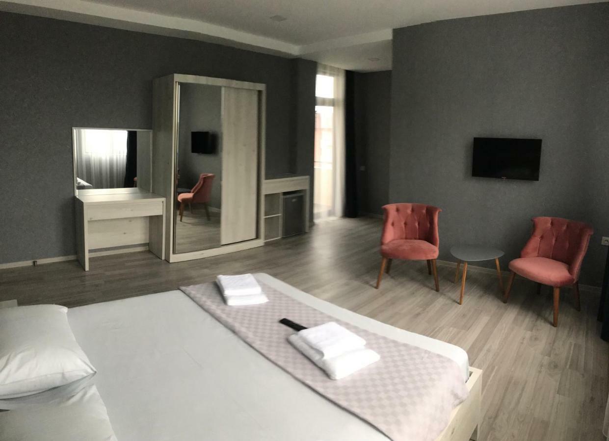 Hotel Fleur De Lis โกนิโอ ภายนอก รูปภาพ