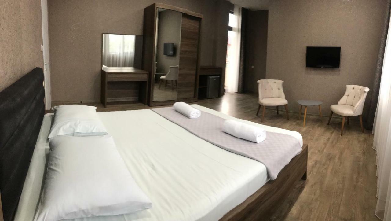 Hotel Fleur De Lis โกนิโอ ภายนอก รูปภาพ