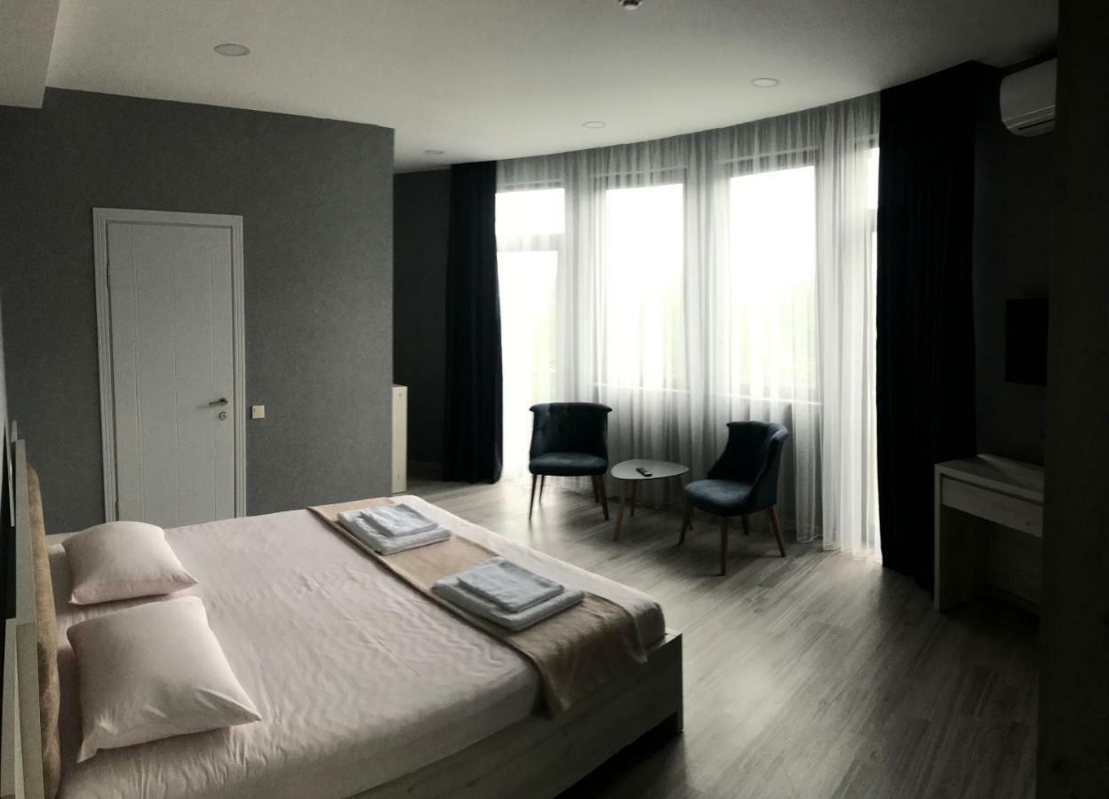Hotel Fleur De Lis โกนิโอ ภายนอก รูปภาพ