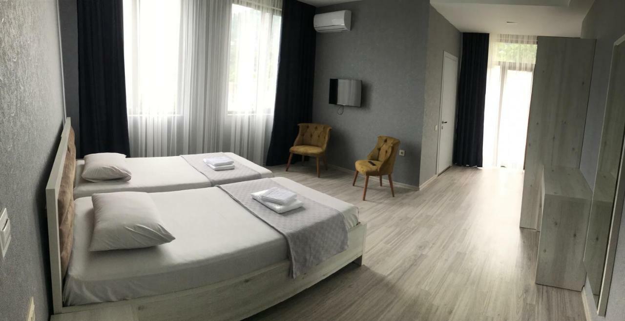 Hotel Fleur De Lis โกนิโอ ภายนอก รูปภาพ